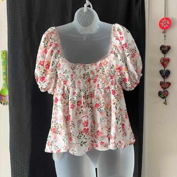 NEW ~ Beautiful Floral Top - Picture 5 of 6